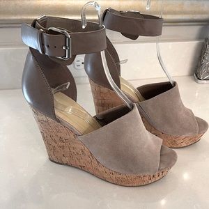 NWOT Marc Fisher, Taupe Wedge Sandal Size 9